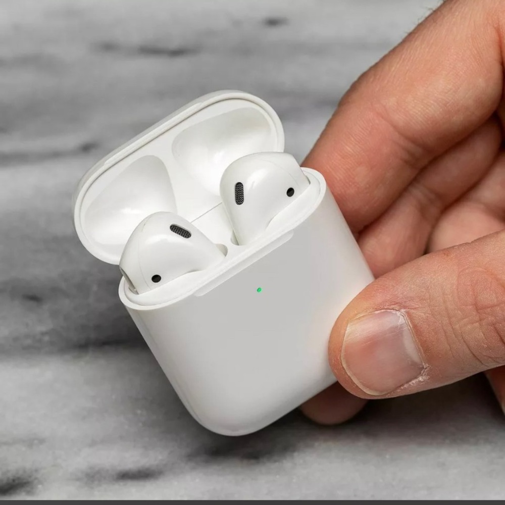 Apple AirPods with Charging case